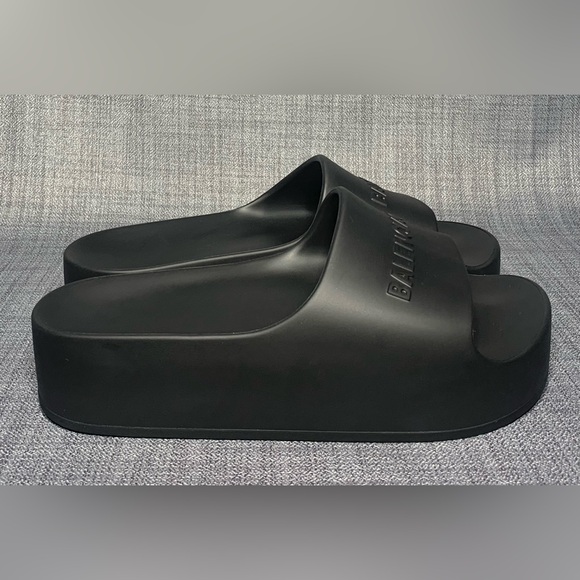 Balenciaga Chunky Black Rubber Slide Sandals 
EU 38 / US 8 - Picture 5 of 11